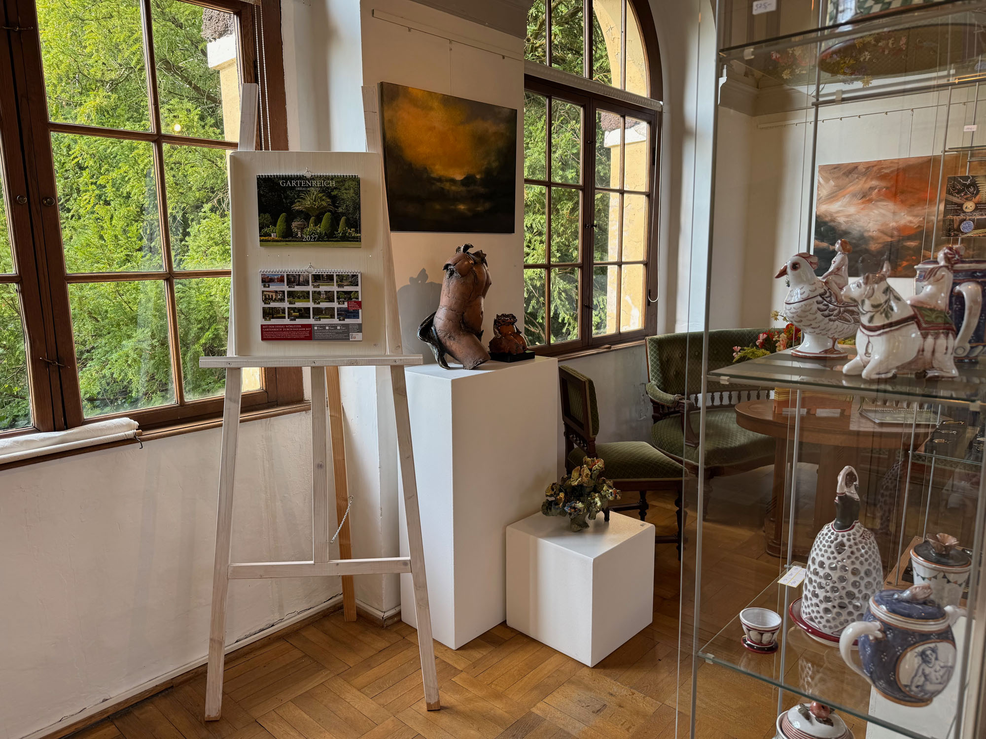 Keramik, Skulpturen und Gemälde in der Galerie