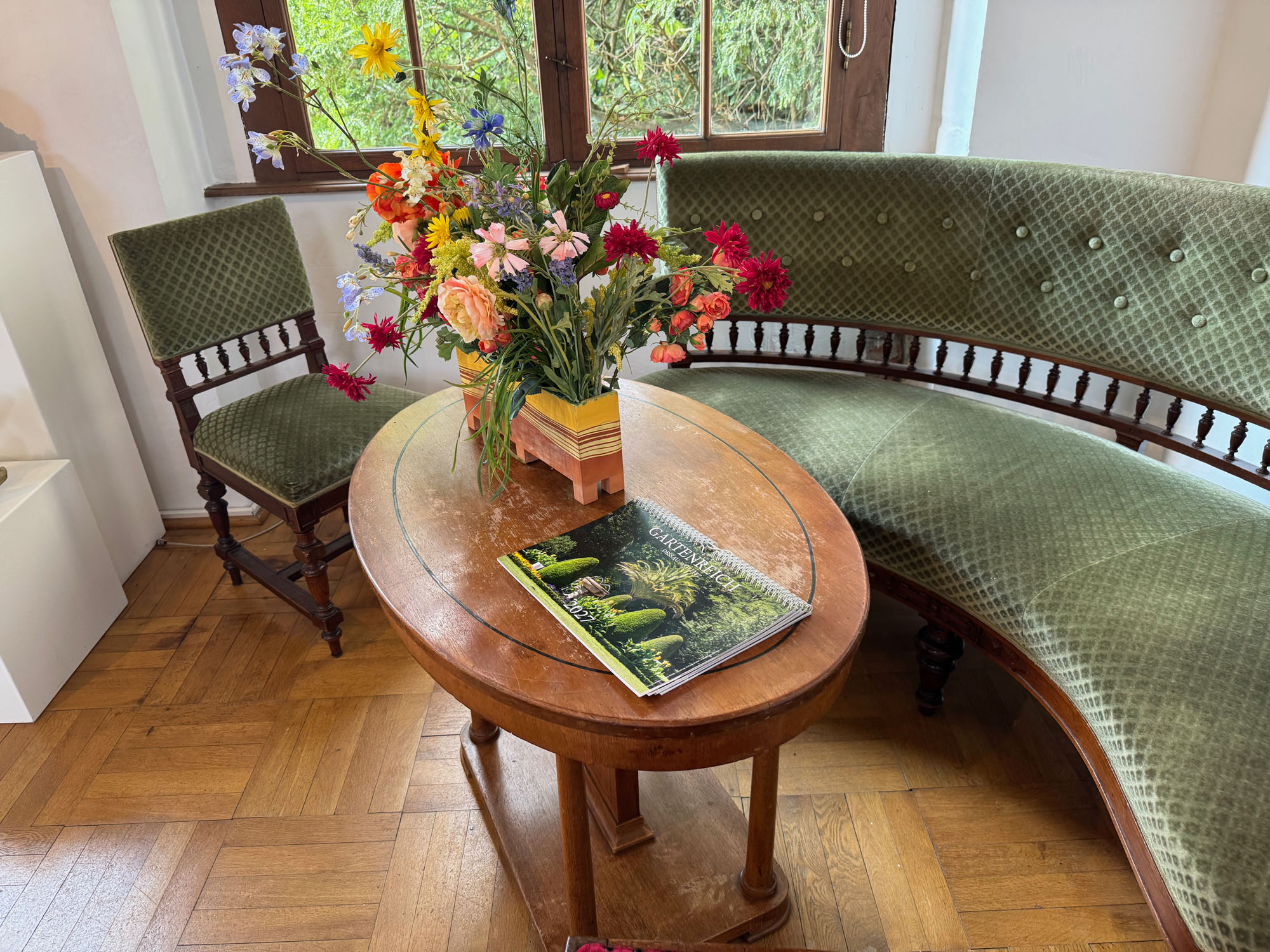 Blumenstrauß und Sitzgruppe in der Galerie